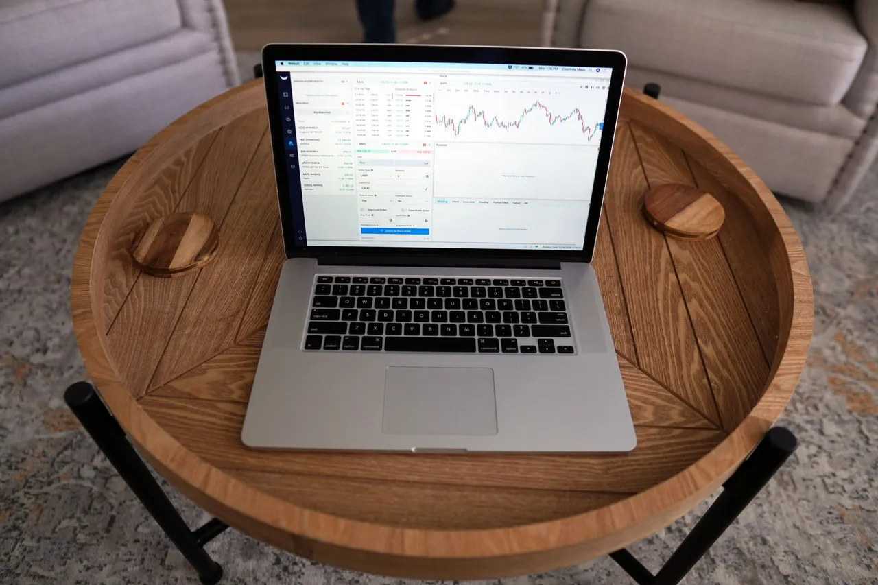 Ordinateur portable affichant des courbes de statistiques et de performance sur un bureau.